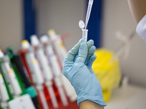 Vacina russa estará disponível a outros países em novembro, diz financiador