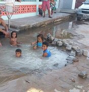 Cano de água da Casal estoura em Barra Grande e faz ‘piscina’ em rua de Maragogi