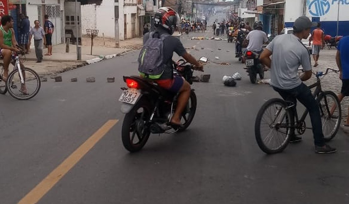 Moradores do Feitosa fecham avenida devido as ações truculentas da PM 