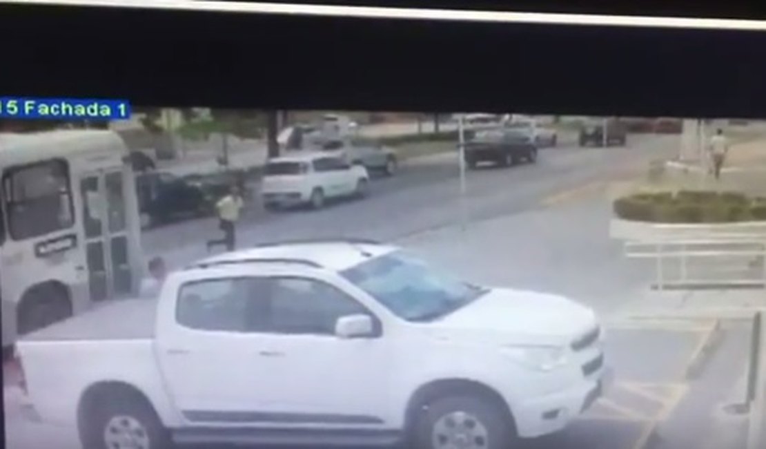 Vídeo mostra momento em que funcionário do TCE é atropelado por coletivo