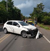 Acidente entre carro e moto deixa idoso ferido em Maceió