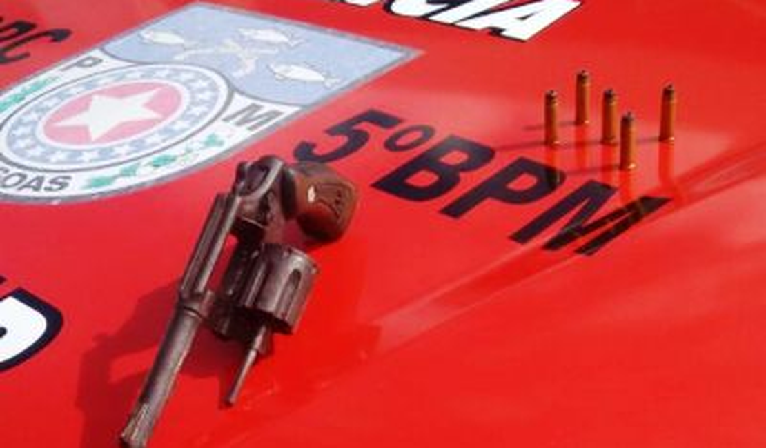 Polícia prende acusados de roubo e apreende arma de fogo no Benedito Bentes