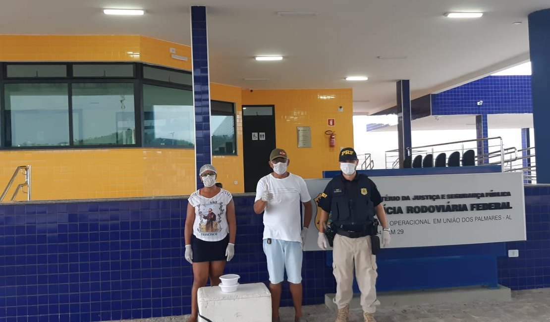 PRF auxilia voluntários em ação comunitária a caminhoneiros na BR-104
