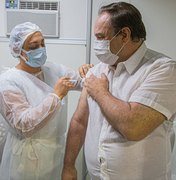 Prefeito Luciano Barbosa toma vacina, defende a Ciência e elogia profissionais de saúde em Arapiraca