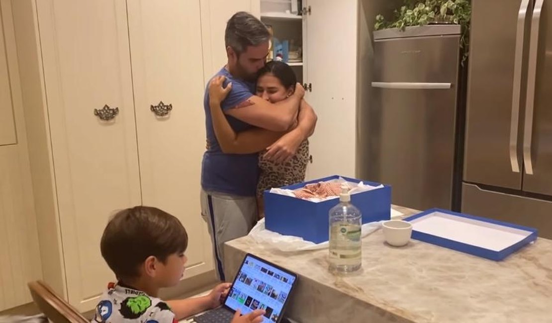 Simone anuncia gravidez e mostra reação emocionada de marido