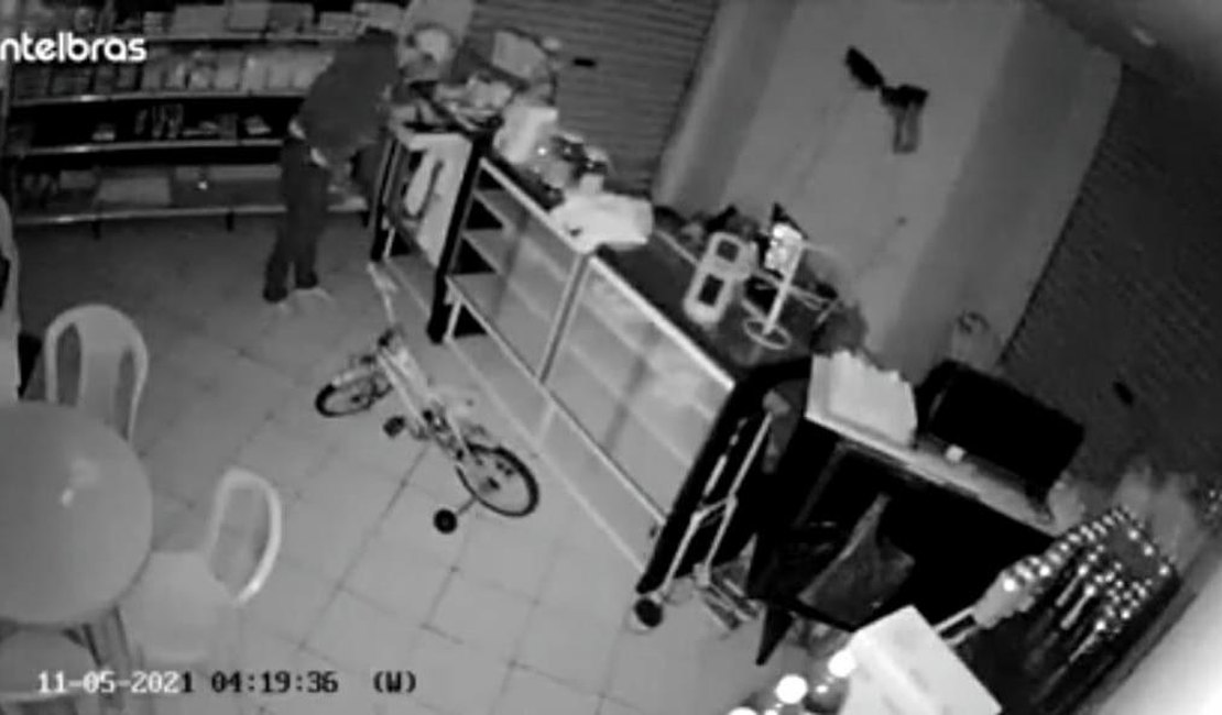 [Vídeo] Homem furta padaria e rouba dinheiro, balança e suco, em Arapiraca