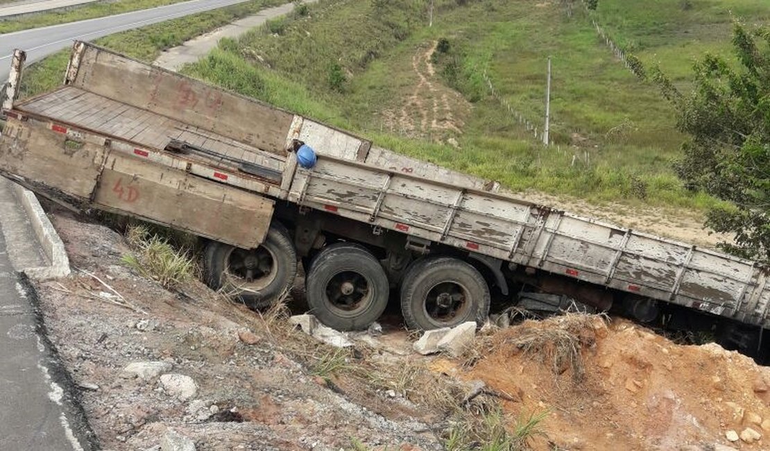 Carreta tomba em trecho da rodovia BR- 316 e deixa trânsito parado em Satuba