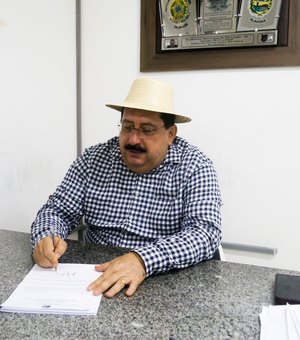 Prefeito Gilberto Gonçalves assina manifestação de interesse para compra de vacinas