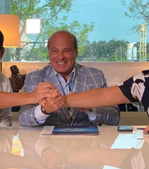 [Vídeo] Sikêra Jr. assina contrato de sete anos com a RedeTV!