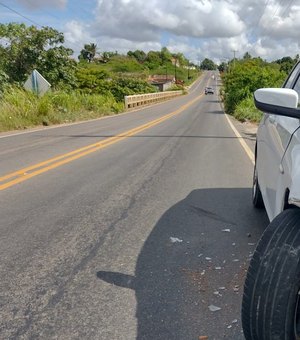 Fisioterapeuta bate carro ao ultrapassar carreta na AL 110 no Povoado Poção, em Arapiraca