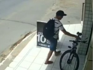 [Vídeo] Idoso tem bicicleta furtada bairro do Cleto, em Maceió