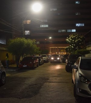 Rua no bairro da Jatiúca ganha nova iluminação em LED