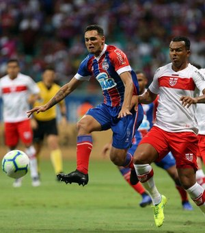 Com falha defensiva, CRB perde do Bahia e fica fora da Copa do Brasil