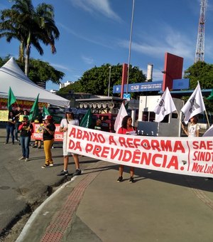 Alunos e servidores alagoanos protestam contra cortes na Educação 