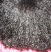 Madrasta alisa à força cabelo de enteada de oito anos