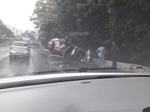Motorista perde controle de veículo e causa acidente na Ladeira Geraldo Melo