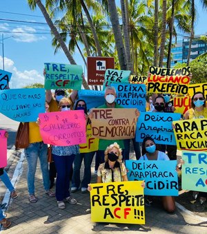 [Vídeo] Em Maceió, apoiadores fazem protesto pela candidatura de Luciano Barbosa à prefeitura de Arapiraca