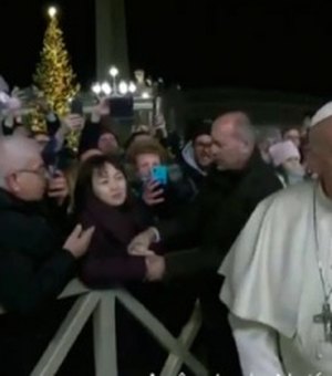 Papa pede desculpas por tapas na mão de mulher: “Mau exemplo”