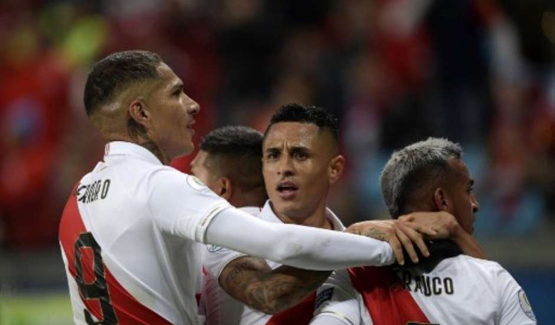 Jogadores da seleção do Peru apoiam protestos contra novo governo