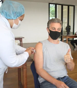 Luciano Huck recebe a primeira dose da vacina contra a Covid-19