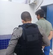 Ambulante e cliente brigam por causa garrafa e homem é preso no Jacintinho