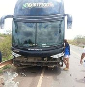 Ônibus da banda de Magníficos sofre acidente em rodovia do Maranhão