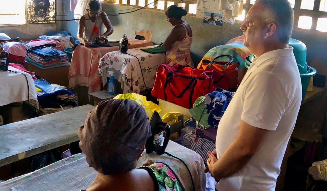 Alfredo Gaspar visita lavadeiras artesanais do Conjunto Santo Eduardo