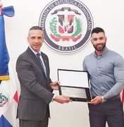 Gusttavo Lima recebe homenagem da embaixada dominicana