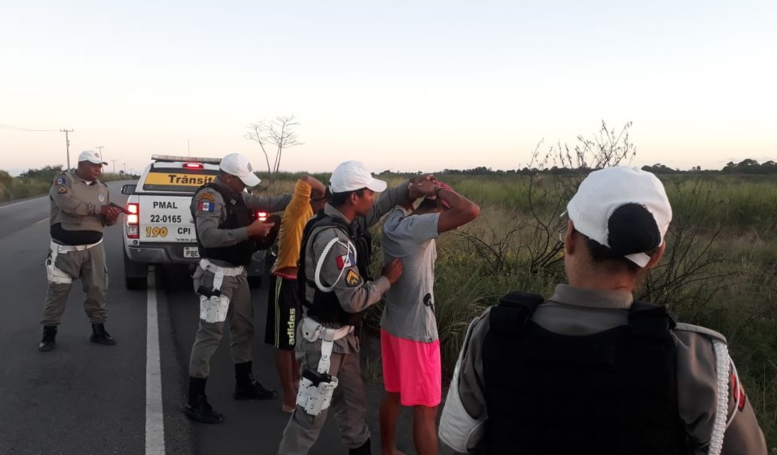 Risco nas estradas: criminosos atiram contra carro em tentativa de assalto na AL-101 Sul