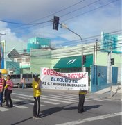 Moradores do Pinheiro protestam na Praça Centenário, em Maceió