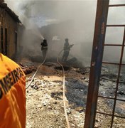 Incêndio atinge depósito de material reciclável em Arapiraca