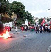 Manifestantes pró Lula interditam Ladeira Geraldo Mello e param trânsito de Maceió