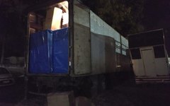 Mercadoria estava escondida dentro de caminhão com carga de colchões.