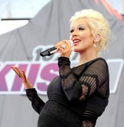 Christina Aguilera exibe barrigão com vestido justinho