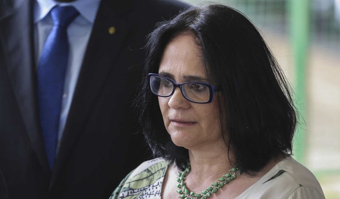 Damares apresenta a Moro proposta para agravar pena de abuso sexual
