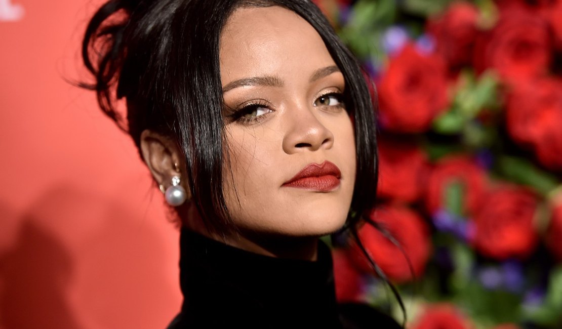 Rihanna é oficialmente bilionária com mais de R$ 8 bi na conta