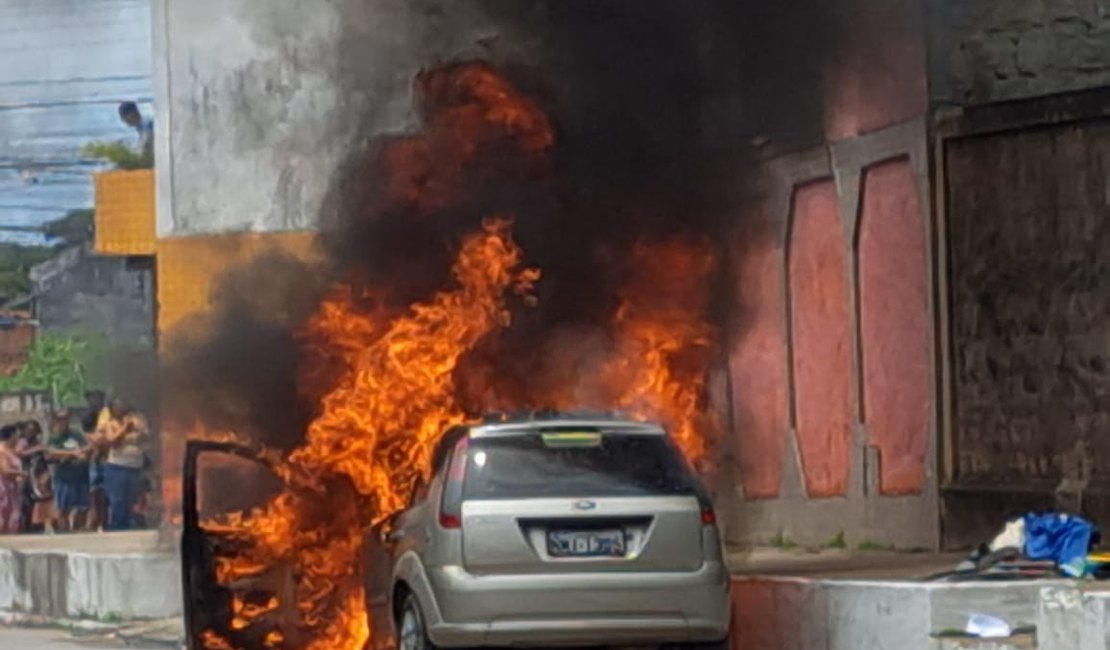 Carro pega fogo na rua da feirinha do Tabuleiro do Martins