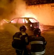 Carro pega fogo e bombeiros controlam chamas no bairro Pinheiro