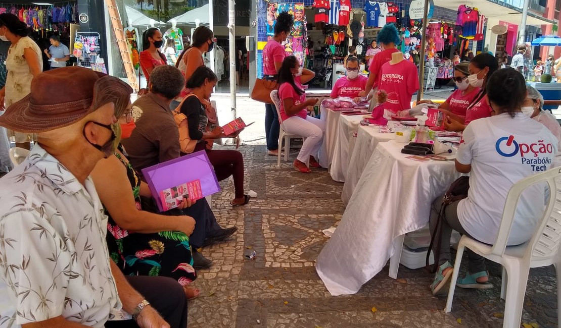 [Vídeo] Incentivo à prevenção toma conta do centro de Arapiraca durante evento do Outubro Rosa