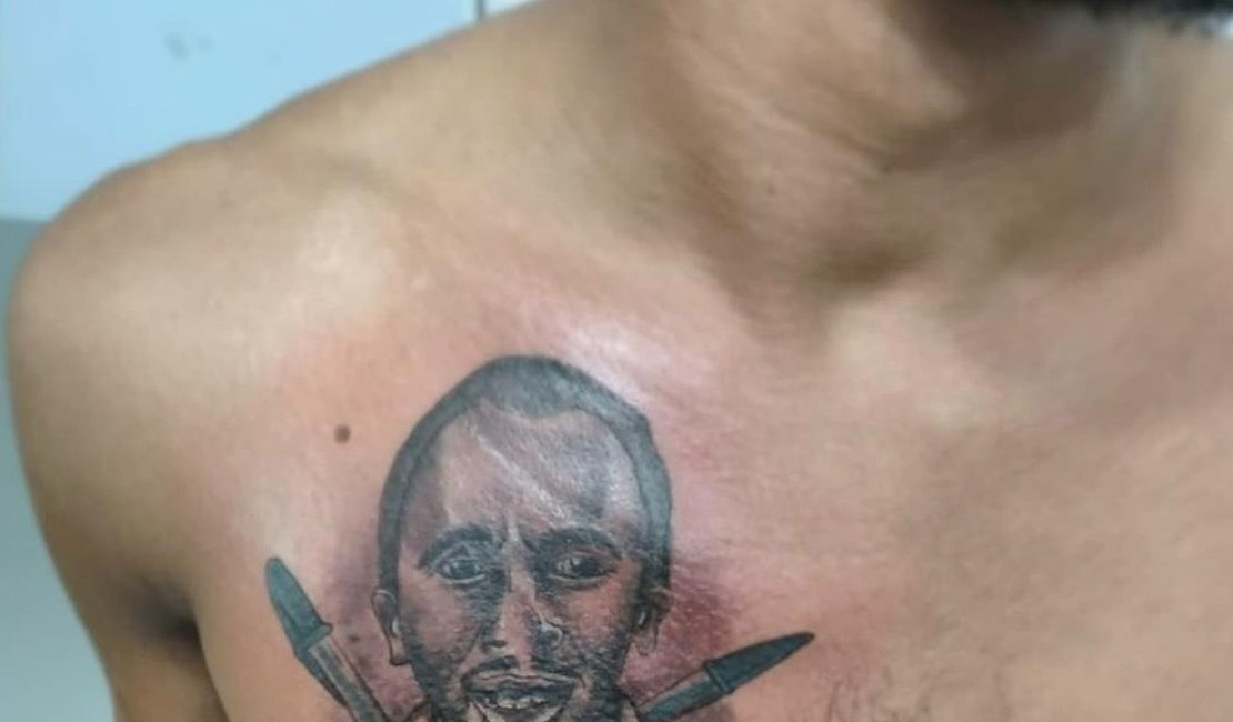 Estudante tatua rosto de autor do hit 'Caneta azul' no peito