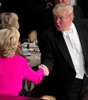 Hillary e Trump trocam farpas e comentários ácidos durante jantar de caridade