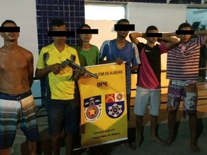 Após denúncia, polícia prende seis pessoas e apreende drogas em festa