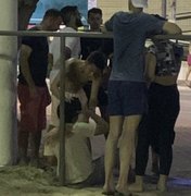Jovem sofre acidente em quadra na praia de Pajuçara