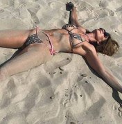 Luciana Gimenez se joga na areia e lamenta fim das férias em Ibiza