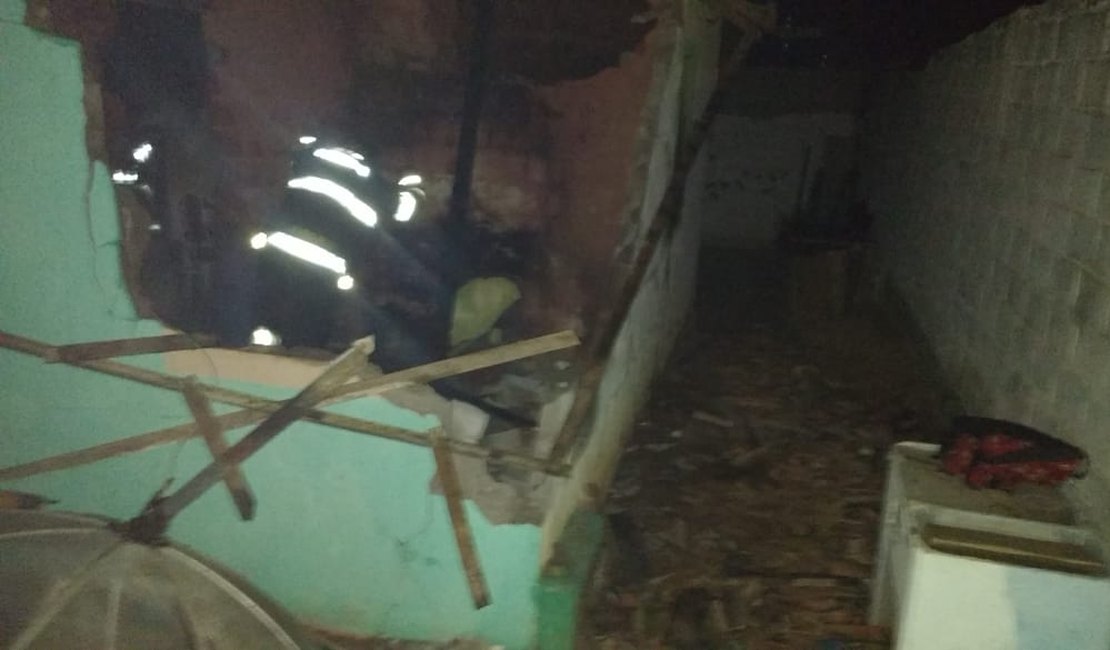 Incêndio destrói duas residências em Junqueiro