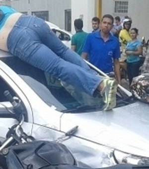 Após colisão entre carro e moto, motociclista fica em cima de automóvel