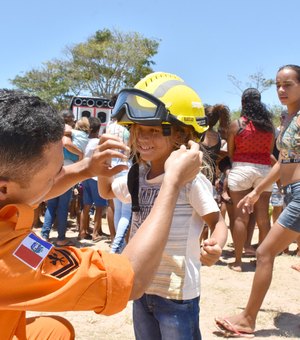 Bombeiros e BPRv participam da festa das crianças da comunidade do Deda Paes