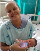 Jovem diagnosticada com câncer de mama dá à luz bebê e precisa de doações de leite