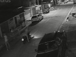 Câmeras de segurança flagram assalto a três jovens na Santa Lúcia
