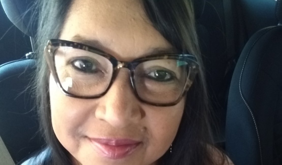 Professora e representante do Sinteal tem poema publicado em livro
